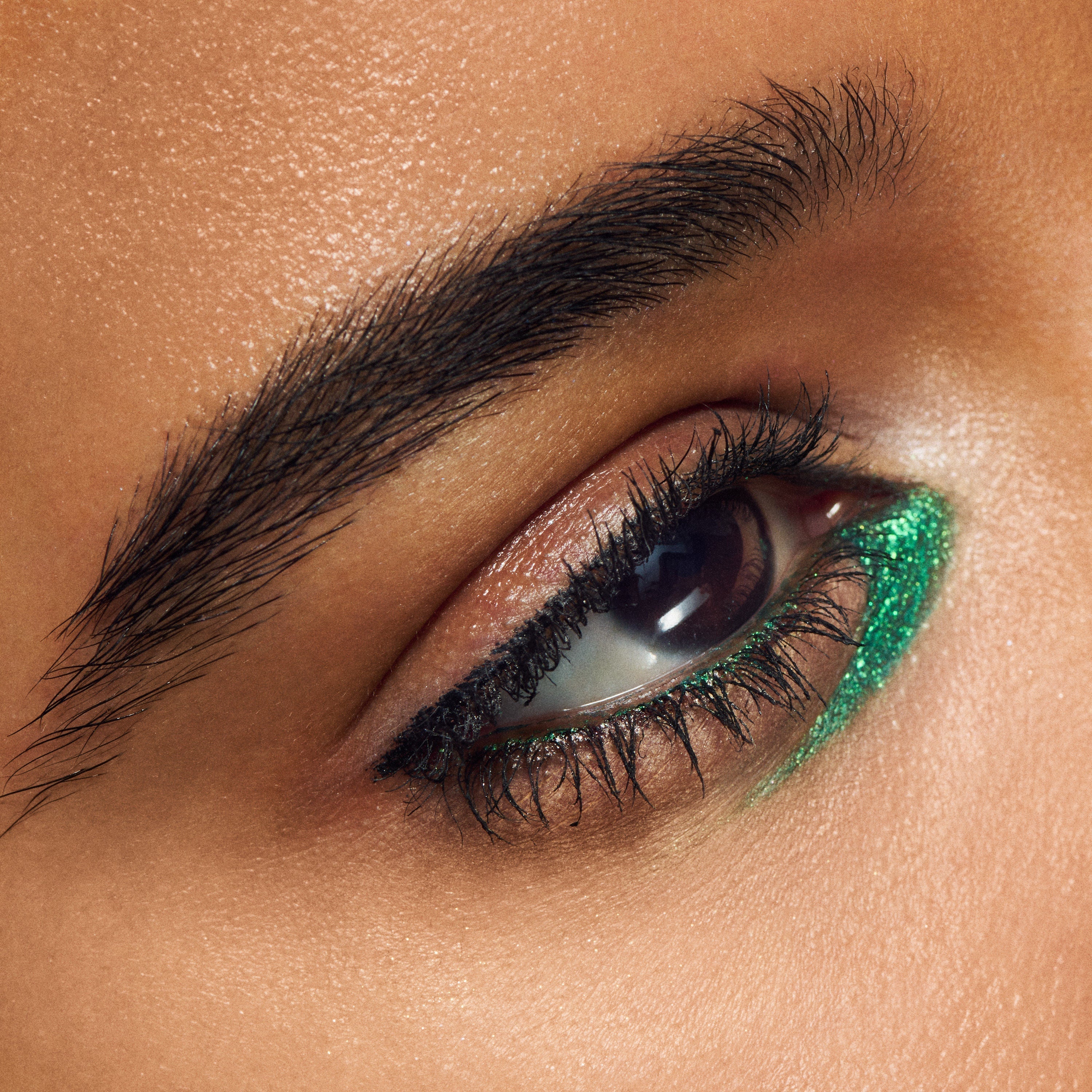 M.A.C Dazzleshadow Liquid Metallic Eyeshadow - Telepathic Teal, 22.5ml Buy at Indicrest Image 5